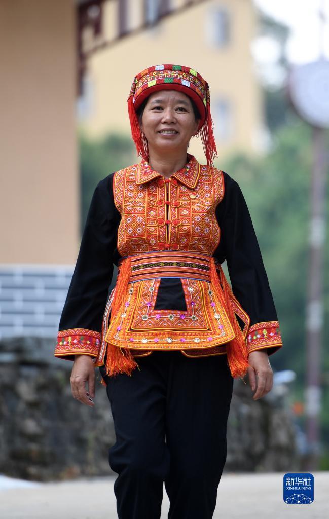 　在廣西蒼梧縣六堡鎮(zhèn)山坪村，祝雪蘭走在村道上（2022年9月22日攝）。新華社記者 陸波岸 攝